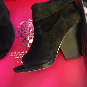 Vince Camuto peep toe 6.5